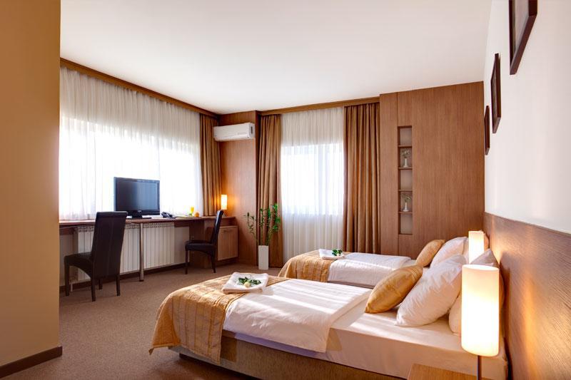 Hotel Knezevina Враниц Екстериор снимка